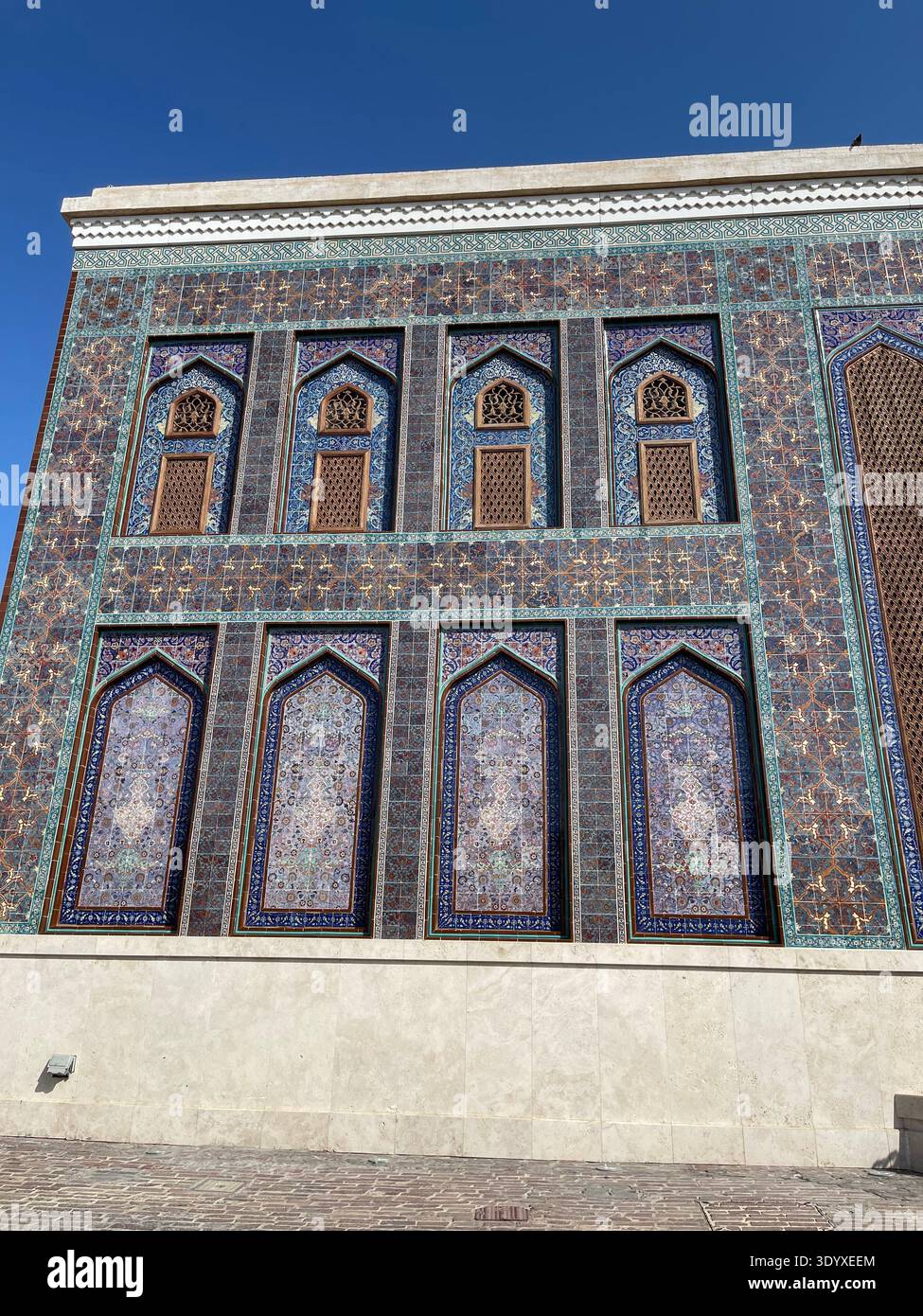 Piastrelle islamiche tradizionali e architettura decorativa al Katara Cultural Village, Doha, Qatar - Immagine stock catturata con smartphone