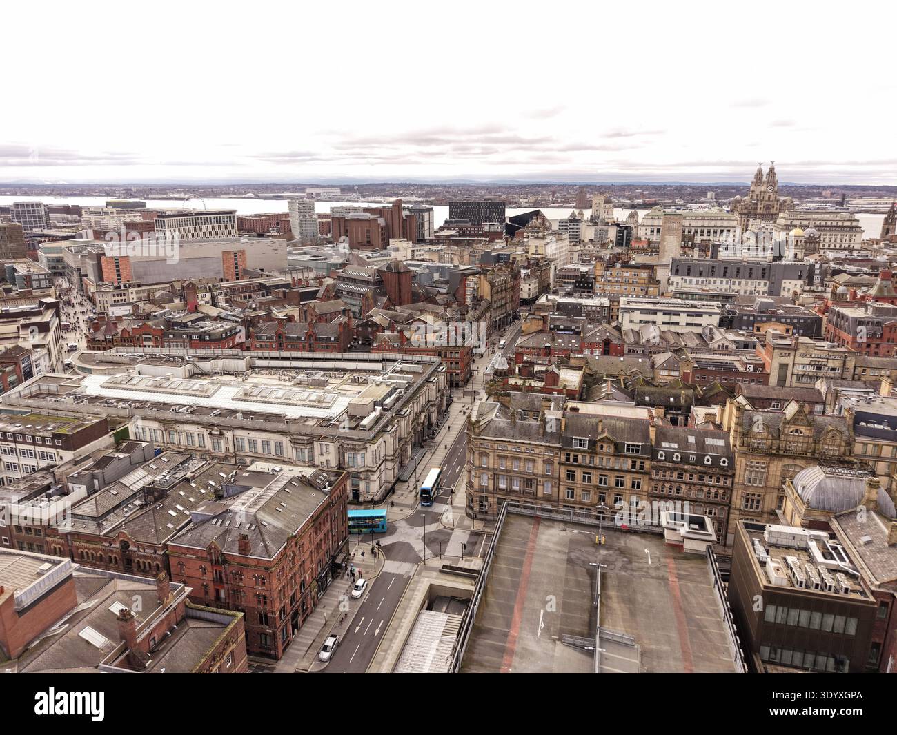 Liverpool, Merseyside - 03092026: Liverpool con il Royal Liver Building in lontananza Foto Stock