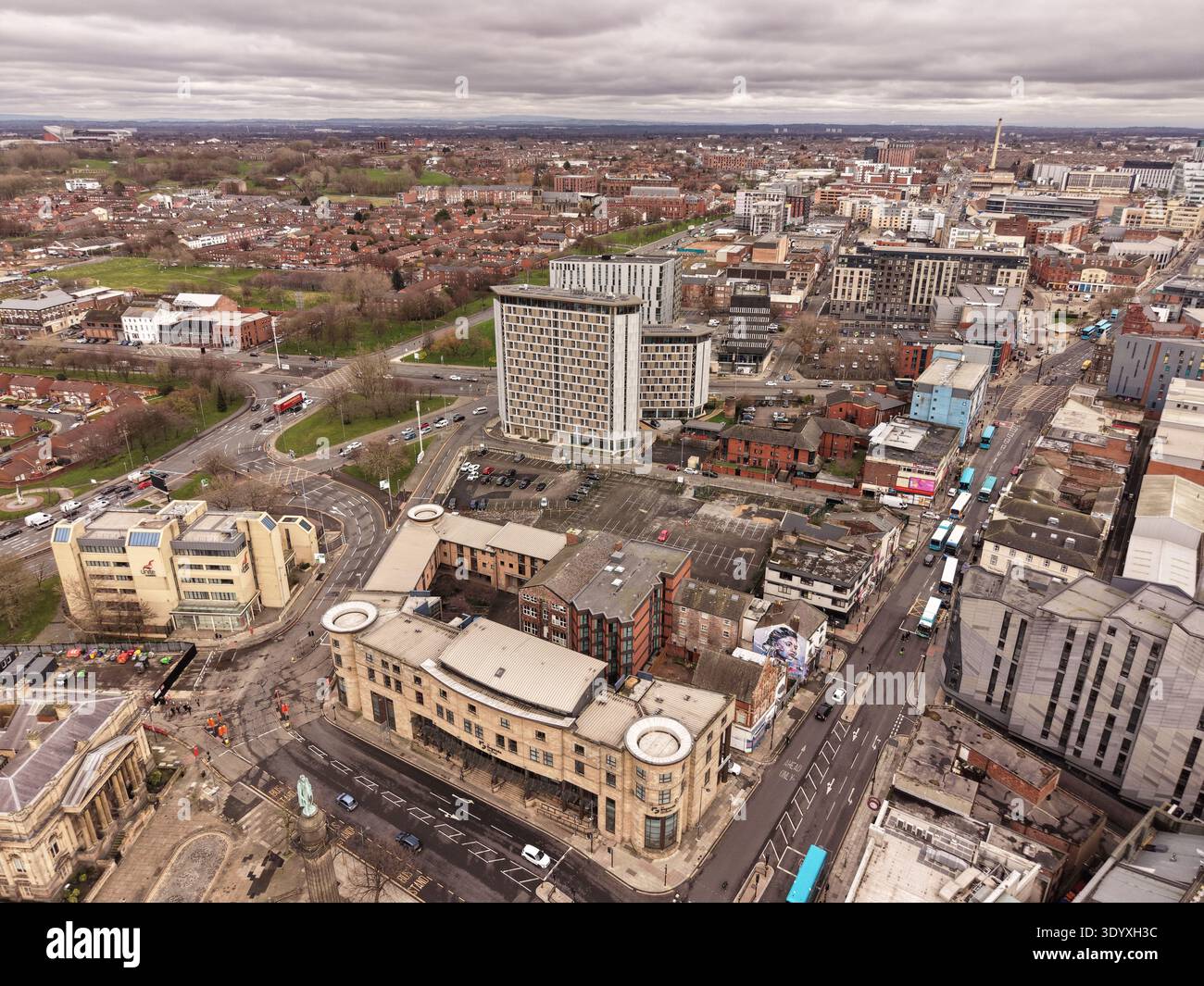 Liverpool, Merseyside - 03092026: Unire l'edificio dall'alto Foto Stock