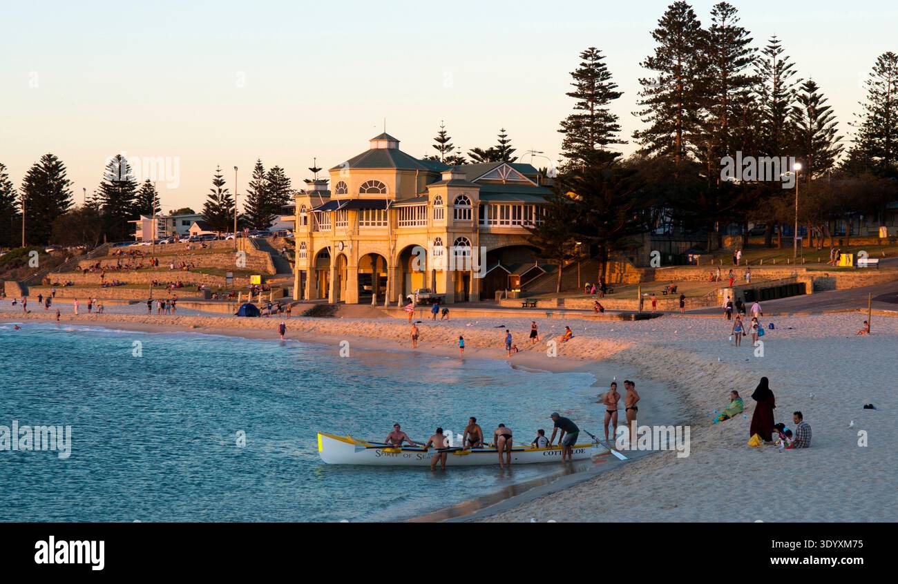 Cottesloe Beach, la spiaggia più famosa di Perth, con il suo caratteristico padiglione Foto Stock