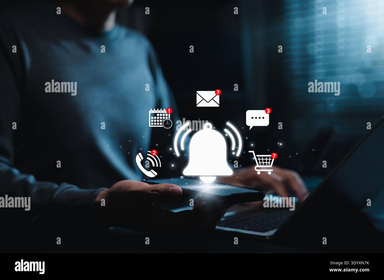 Concetto di notifica digitale. Persona che tiene in mano lo smartphone con icone mobili per e-mail, chiamate, calendario, messaggi e acquisti. Foto Stock