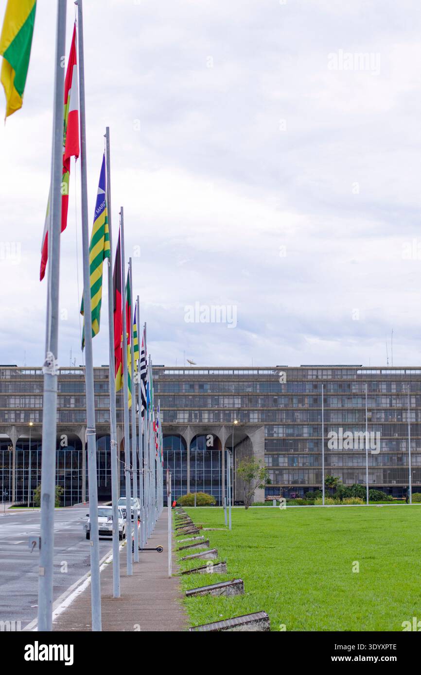 Bandiere di fronte al Palazzo Itamaraty a Brasilia, commercio estero, diplomazia nazionale. Foto Stock