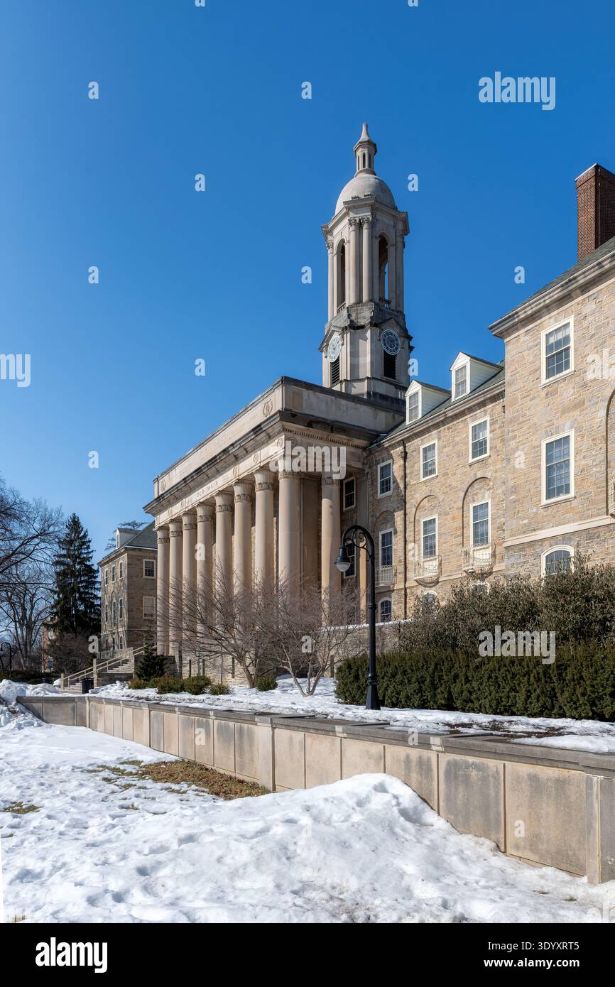 Il vecchio edificio principale nel campus della Penn State University durante la giornata invernale, State College, Pennsylvania. Foto Stock