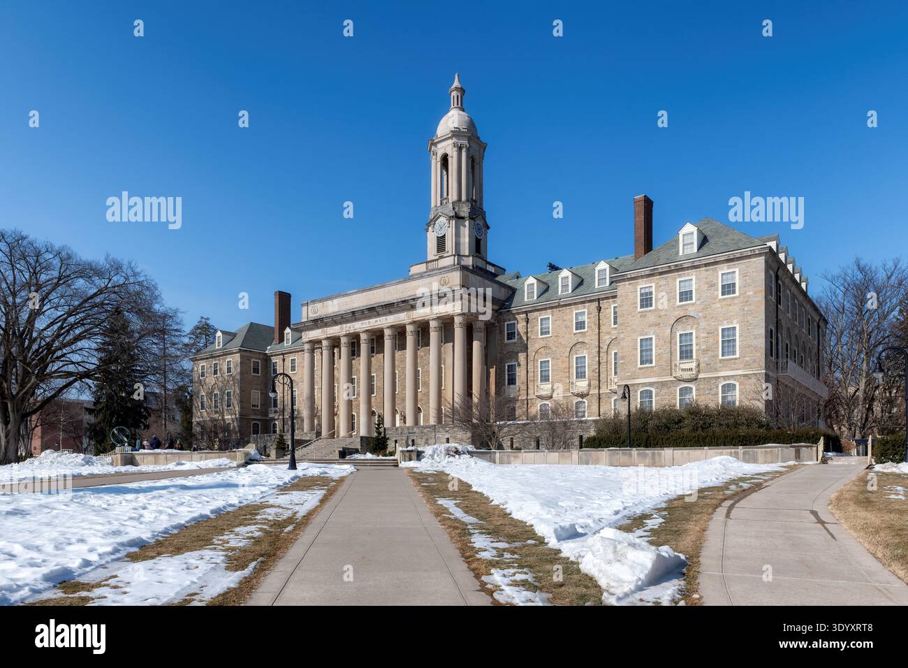 Il vecchio edificio principale nel campus della Penn State University durante la giornata invernale, State College, Pennsylvania. Foto Stock
