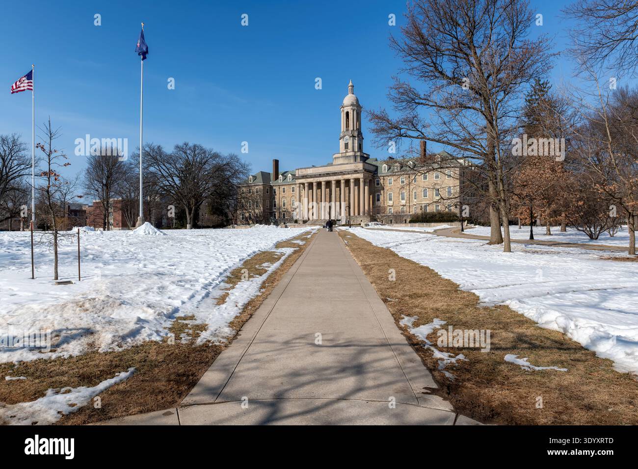Il vecchio edificio principale nel campus della Penn State University durante la giornata invernale, State College, Pennsylvania. Foto Stock