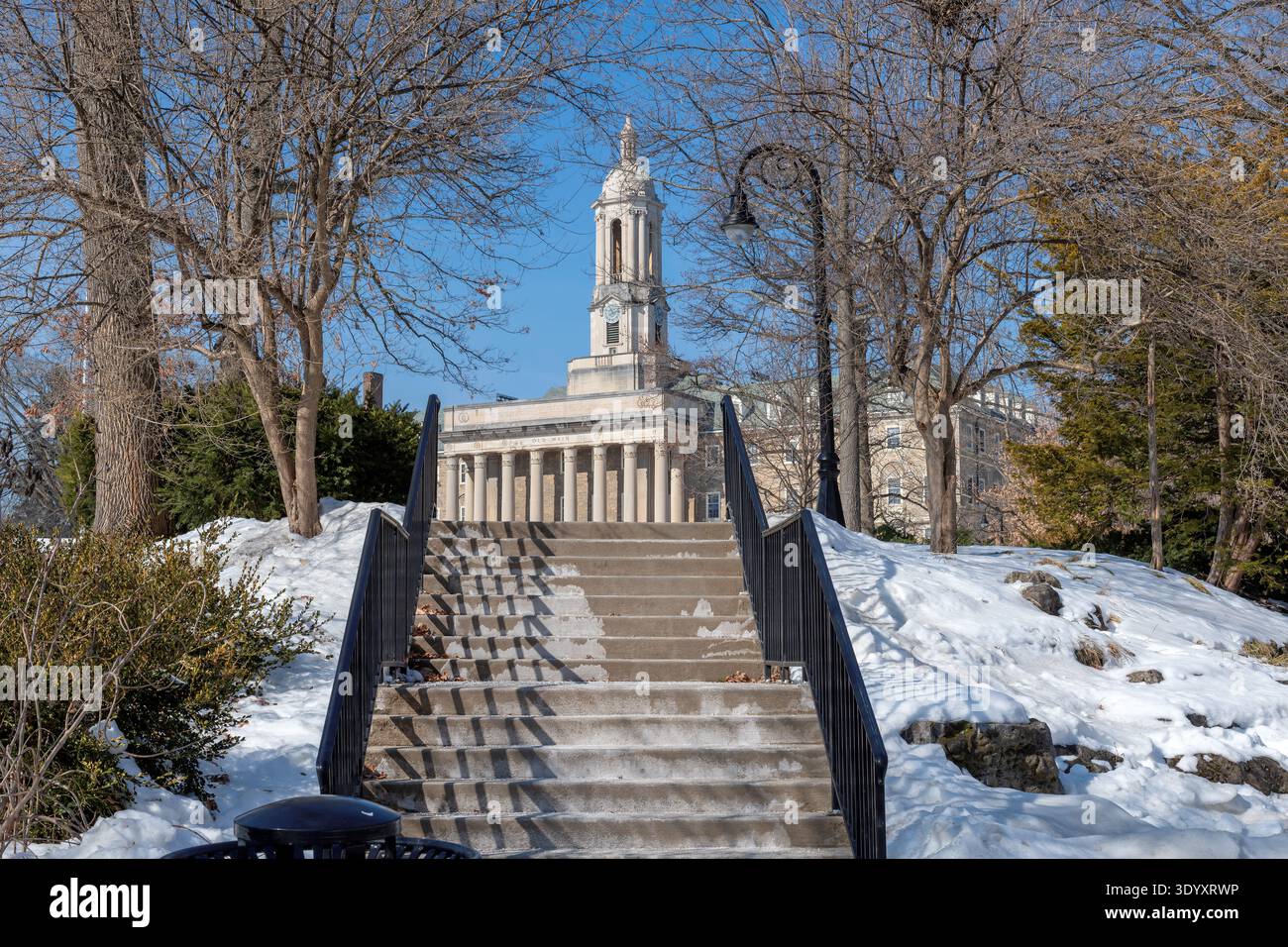Il vecchio edificio principale nel campus della Penn State University durante la giornata invernale, State College, Pennsylvania. Foto Stock