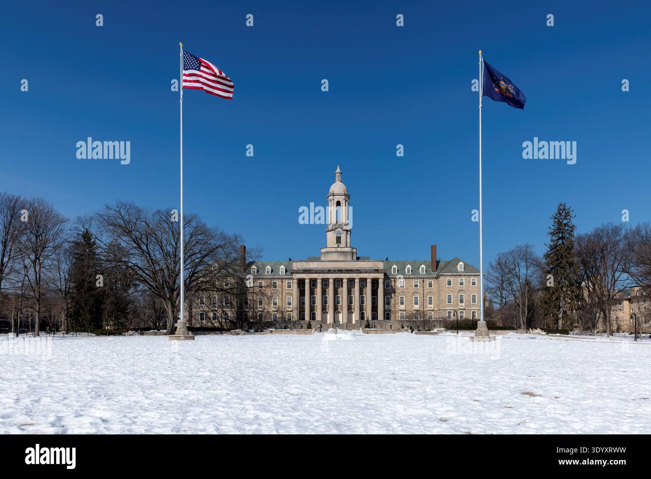 Il vecchio edificio principale nel campus della Penn State University durante la giornata invernale, State College, Pennsylvania. Foto Stock