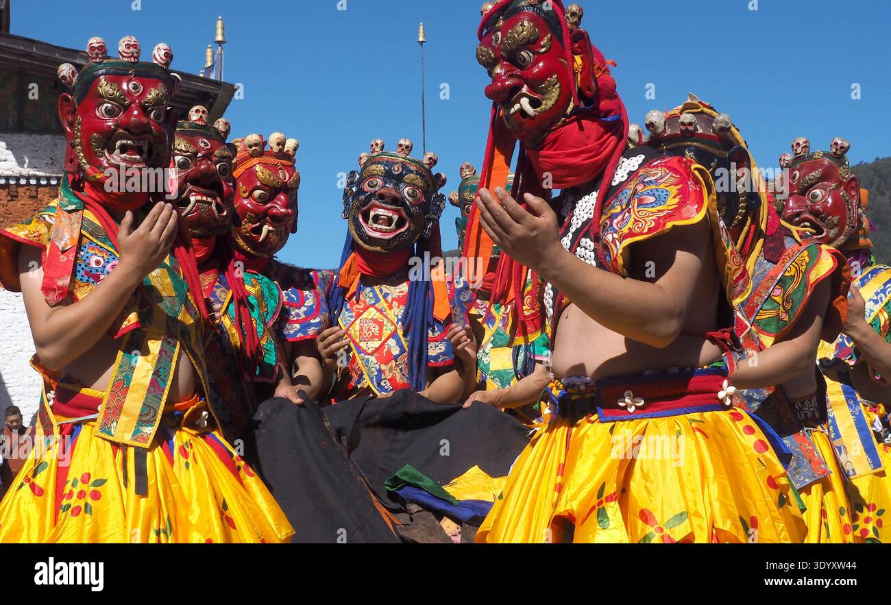 Festa del tempio con danze mascherate "Tsechu" vicino a Bumthang, Bhutan centrale Foto Stock