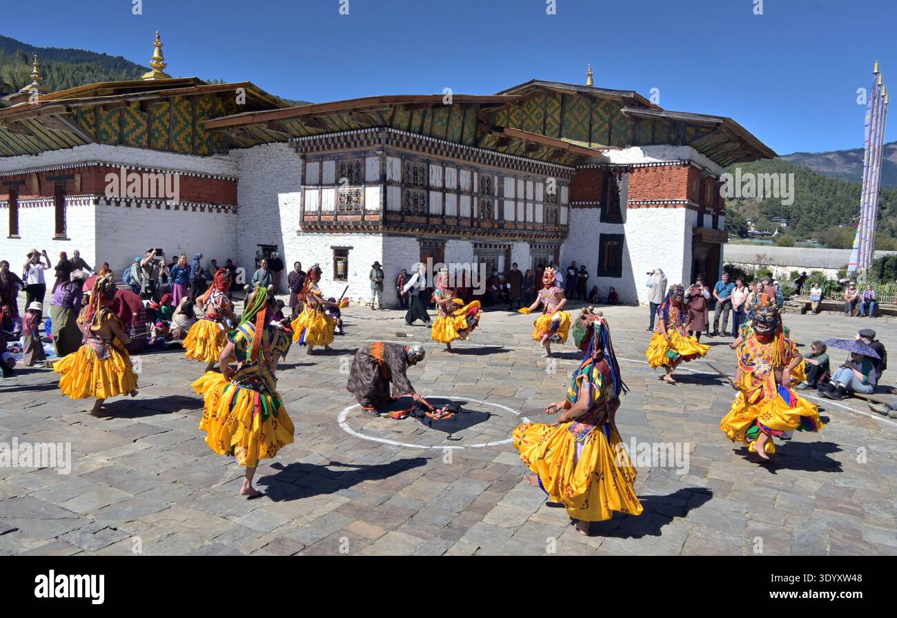 Festa del tempio con danze mascherate "Tsechu" vicino a Bumthang, Bhutan centrale Foto Stock