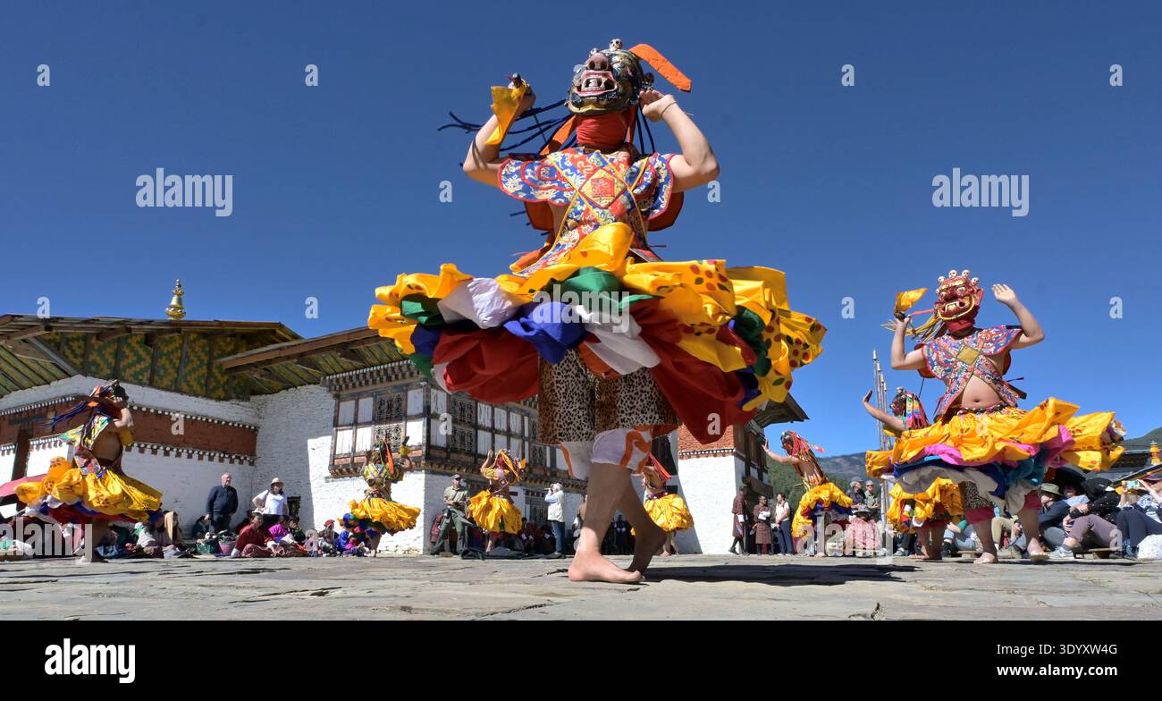 Festa del tempio con danze mascherate "Tsechu" vicino a Bumthang, Bhutan centrale Foto Stock