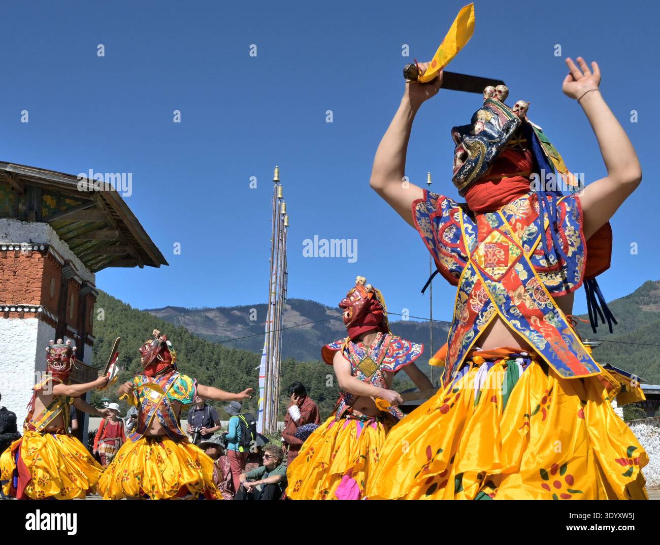 Festa del tempio con danze mascherate "Tsechu" vicino a Bumthang, Bhutan centrale Foto Stock