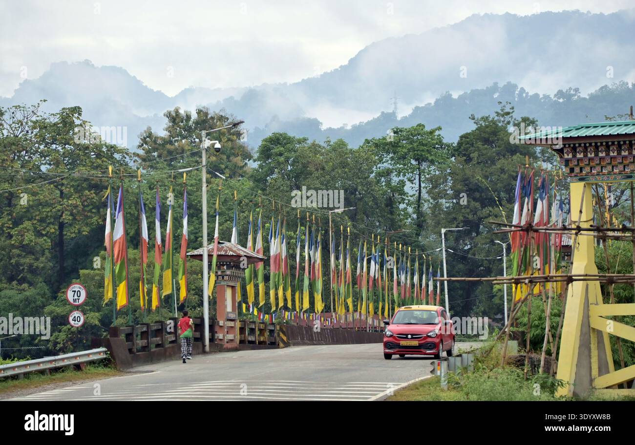 Ponte nella città di confine di Samdrup Jongkhar sulla strada nord-sud nel Bhutan orientale Foto Stock