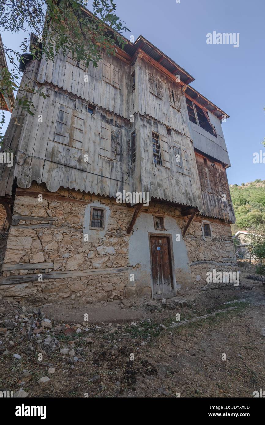 Tradizionale architettura vernacolare dei villaggi di Kemaliye con case in pietra e legno caratterizzate da facciate in metallo ondulato a Erzincan, Turchia Foto Stock