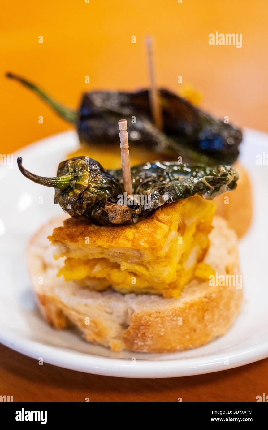 Tapa di frittata di patate con pepe Padrón, la Coruña, (Corunna), Galizia, spagna Foto Stock