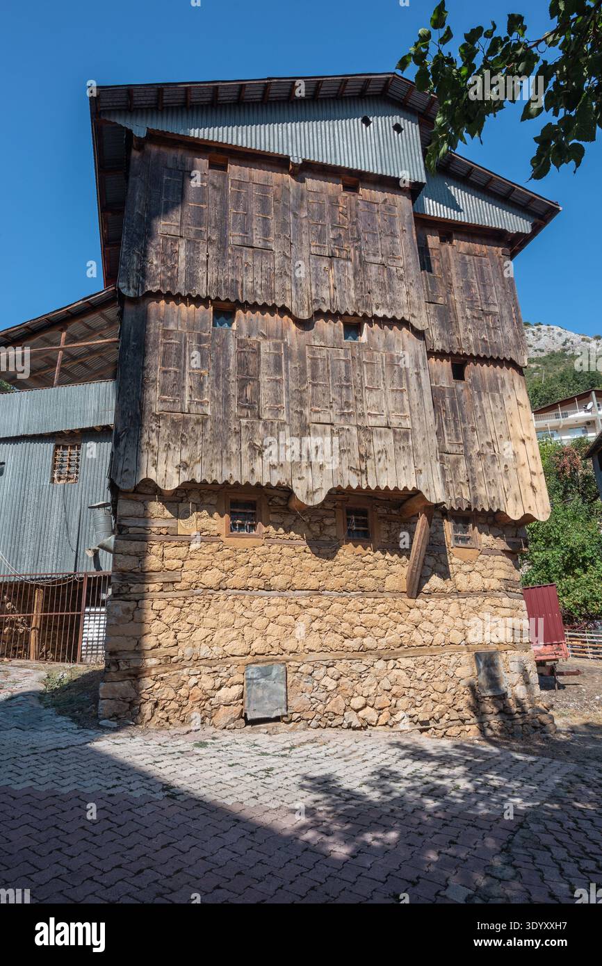 Tradizionale architettura vernacolare dei villaggi di Kemaliye con case in pietra e legno caratterizzate da facciate in metallo ondulato a Erzincan, Turchia Foto Stock