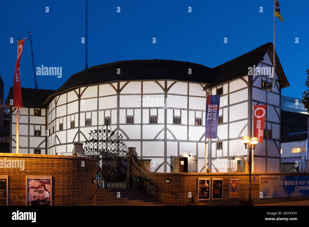 Teatro Globe di Shakespeare sul Bankside accanto al Tamigi di notte, Londra, Inghilterra, Regno Unito Foto Stock