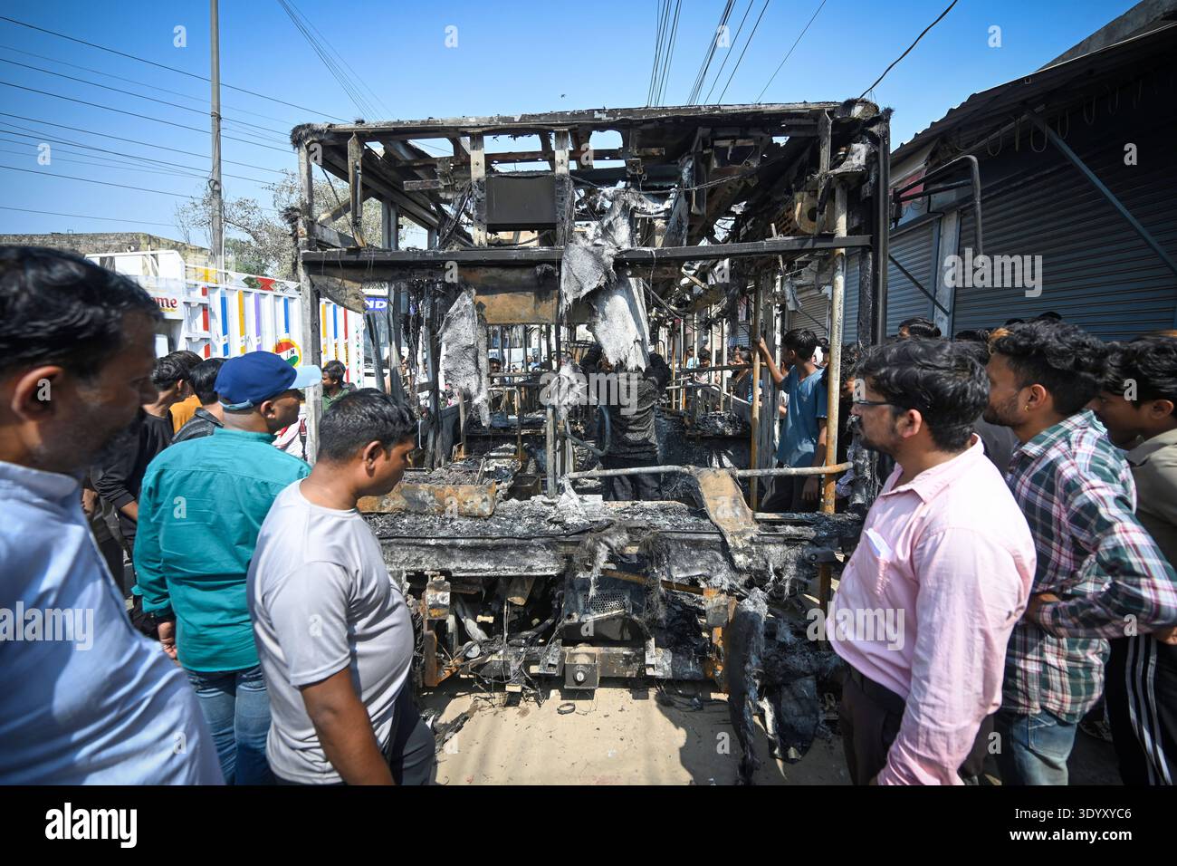 NEW DELHI, INDIA 9 MARZO: Lo scheletro carbonizzato di un bus DTC che è stato incendiato dalla folla arrabbiata dopo che un bus cluster DTC in accelerazione è stato arato in diversi veicoli e pedoni, lasciando due persone morte e altri gravemente feriti a Nangloi il 9 marzo 2026 a nuova Delhi, India. Foto di Sanchit Khanna/Hindustan Times 2 uccisa come DTC Bus Hits multiple Vehicles in Nangloi, Angry Mob Set Bus on Fire Foto Stock