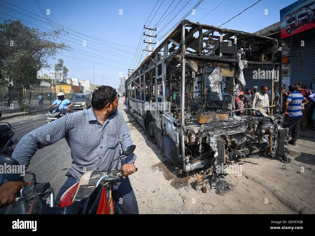 NEW DELHI, INDIA 9 MARZO: Lo scheletro carbonizzato di un bus DTC che è stato incendiato dalla folla arrabbiata dopo che un bus cluster DTC in accelerazione è stato arato in diversi veicoli e pedoni, lasciando due persone morte e altri gravemente feriti a Nangloi il 9 marzo 2026 a nuova Delhi, India. Foto di Sanchit Khanna/Hindustan Times 2 uccisa come DTC Bus Hits multiple Vehicles in Nangloi, Angry Mob Set Bus on Fire Foto Stock