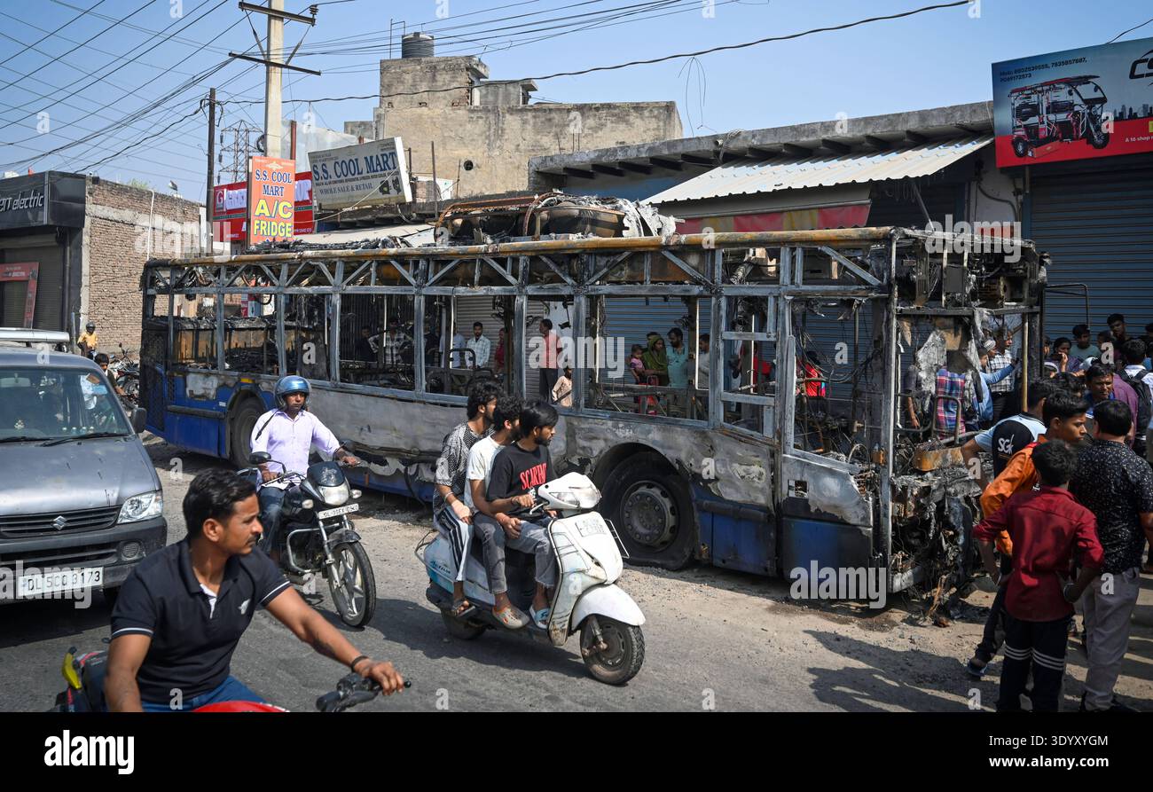 NEW DELHI, INDIA 9 MARZO: Lo scheletro carbonizzato di un bus DTC che è stato incendiato dalla folla arrabbiata dopo che un bus cluster DTC in accelerazione è stato arato in diversi veicoli e pedoni, lasciando due persone morte e altri gravemente feriti a Nangloi il 9 marzo 2026 a nuova Delhi, India. Foto di Sanchit Khanna/Hindustan Times 2 uccisa come DTC Bus Hits multiple Vehicles in Nangloi, Angry Mob Set Bus on Fire Foto Stock