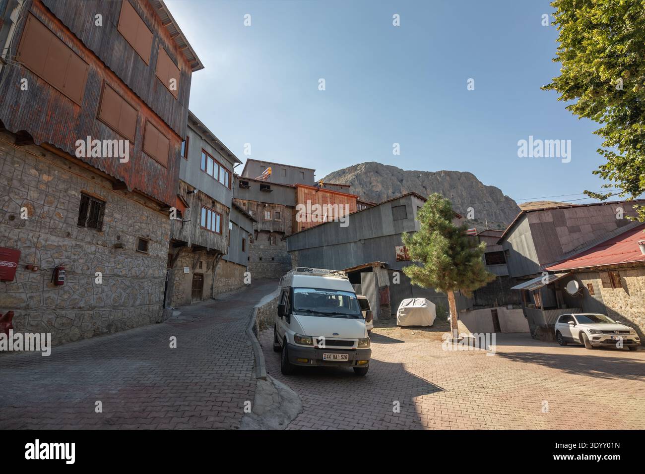 Tradizionale architettura vernacolare dei villaggi di Kemaliye con case in pietra e legno caratterizzate da facciate in metallo ondulato a Erzincan, Turchia Foto Stock