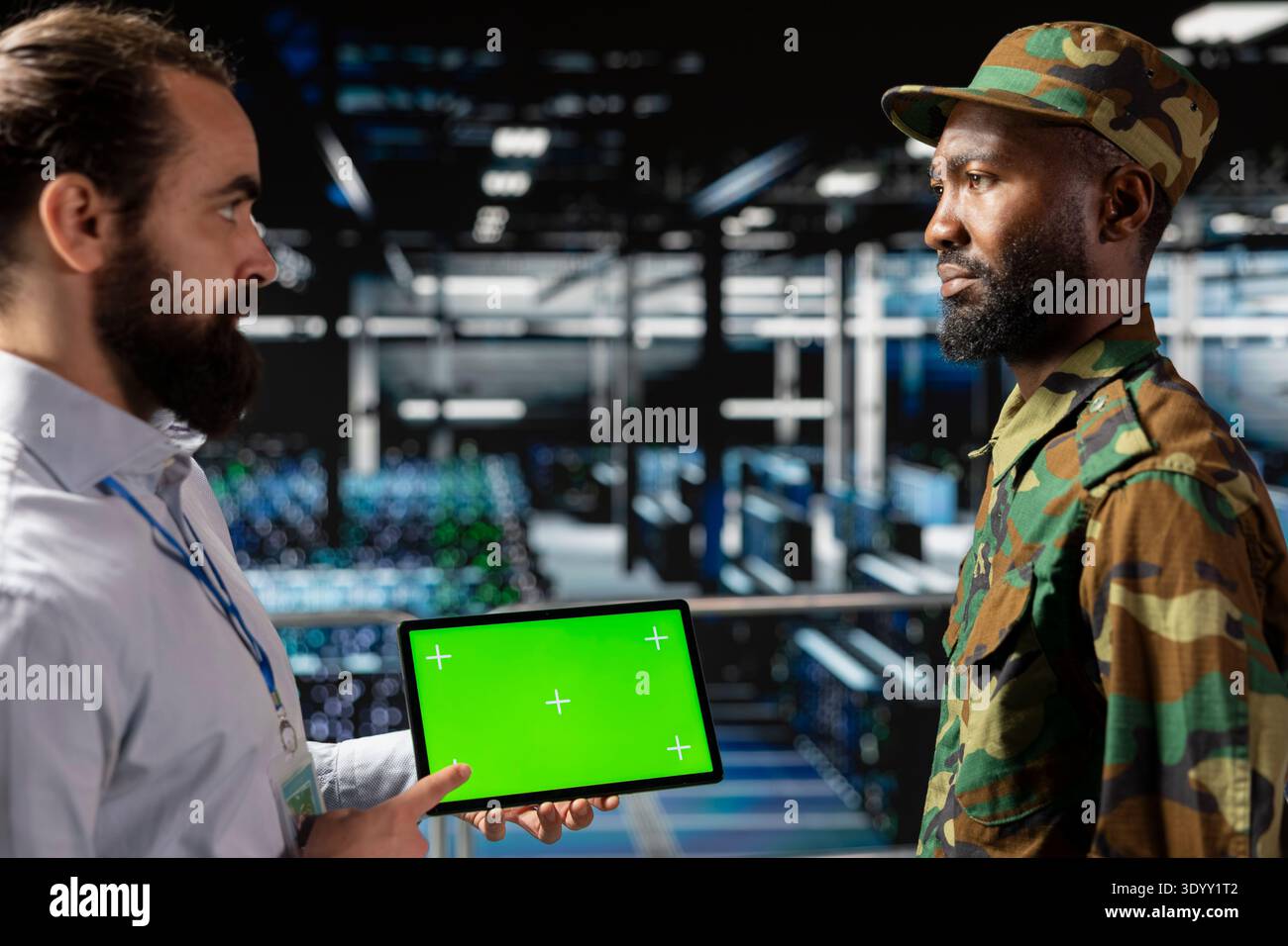 Personale militare e tecnico dell'esercito che utilizza un display a chiave cromatica su tablet, risoluzione dei problemi dei sistemi di IA per operazioni militari di sicurezza nazionale. Funzionario ed esperto di server farm su piattaforma industriale. Foto Stock