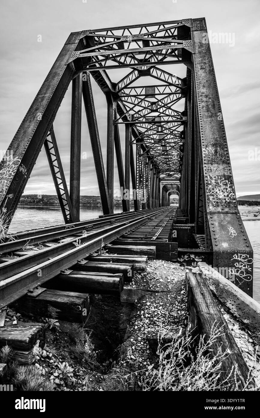 Vecchio ponte ferroviario arrugginito e fuori servizio; provincia del Quebec, Canada Foto Stock