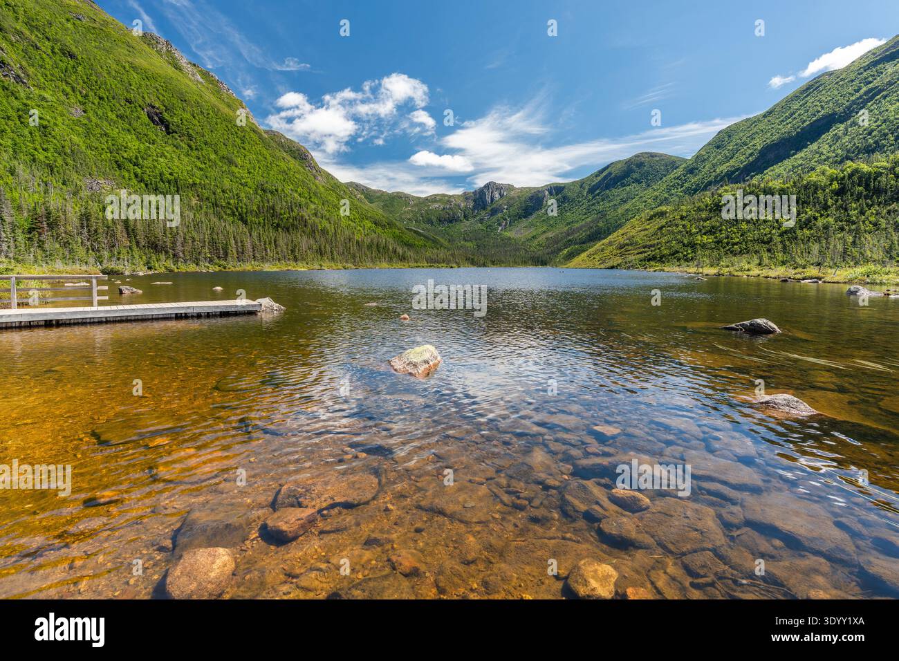 Lago nella natura selvaggia canadese; provincia del Quebec, Canada Foto Stock