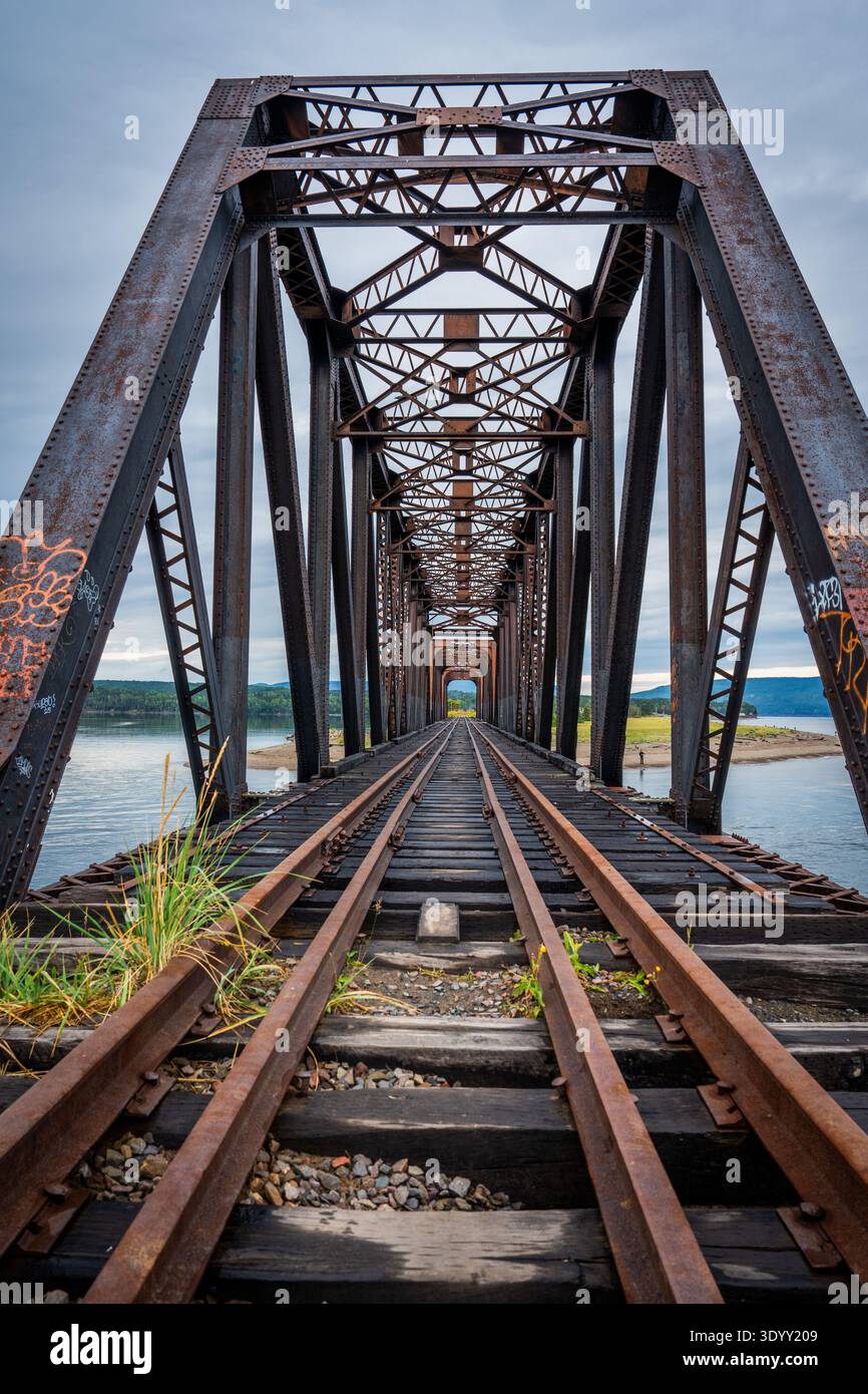 Vecchio ponte ferroviario arrugginito e fuori servizio; provincia del Quebec, Canada Foto Stock