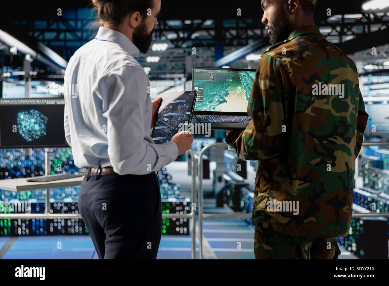 Il soldato militare nero collabora con l'ingegnere per rafforzare i sistemi di difesa nazionale, proteggendo i server nazionali in un enorme data center. Usare l'intelligenza artificiale per le operazioni delle forze armate. Foto Stock