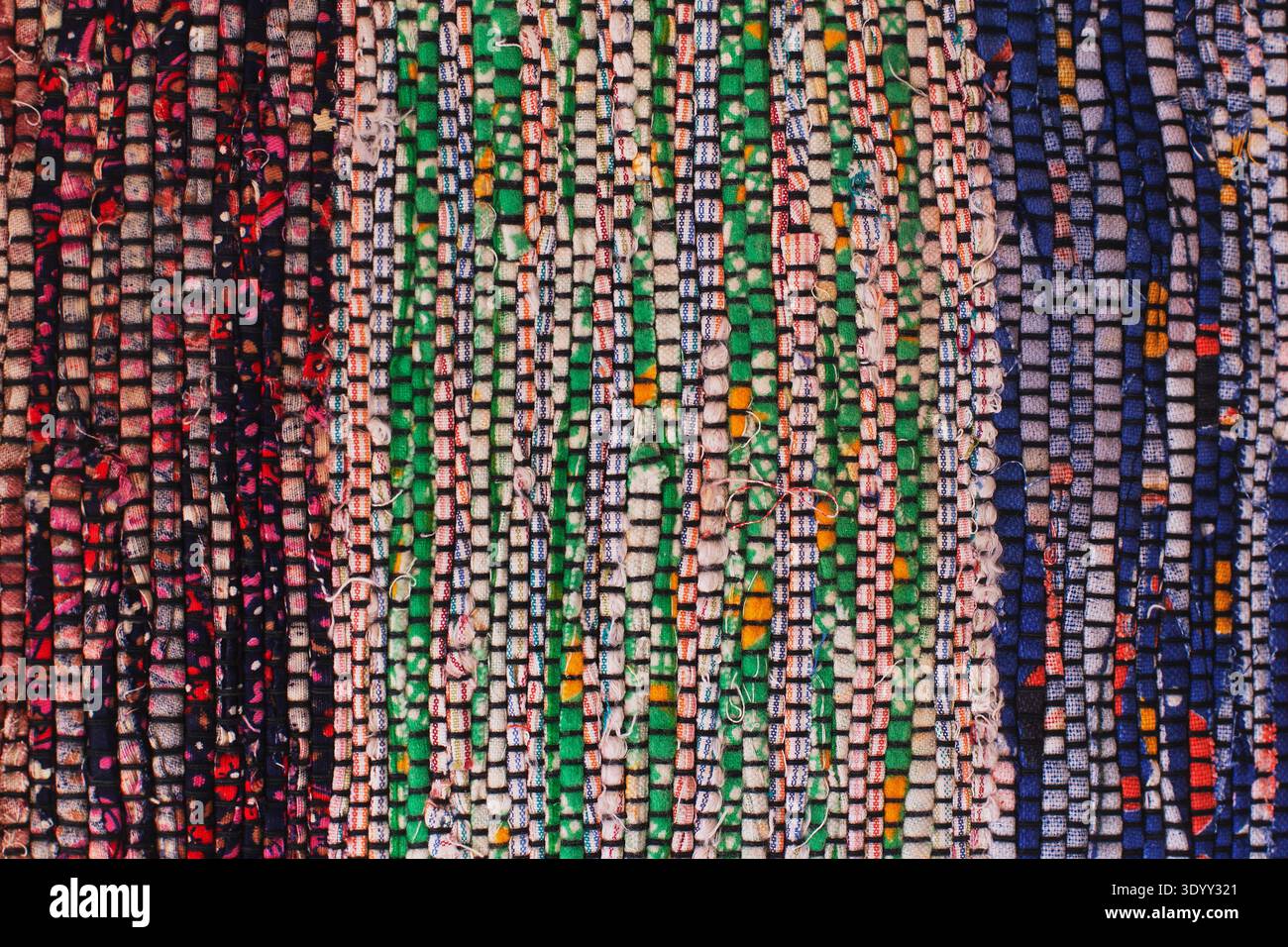 Vivaci strisce verticali di tappeto realizzato a mano con dettagli colorati in fibra Foto Stock