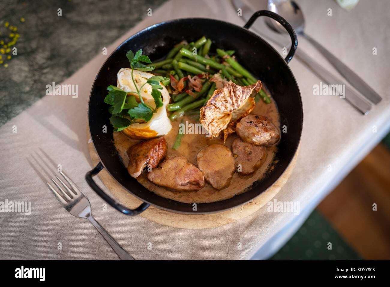 Piatto cucinato in una padella di ferro, stile rustico, Stiria, Austria Foto Stock