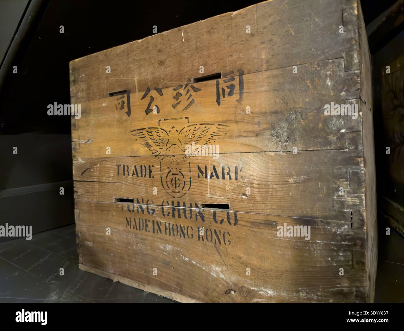 Vecchia cassa di legno di Tung Chun Co dai primi anni '1900, nella zona storica di Portland, O, dove, in passato, visitatori ignari venivano spesso rapiti - Immagine stock catturata con smartphone