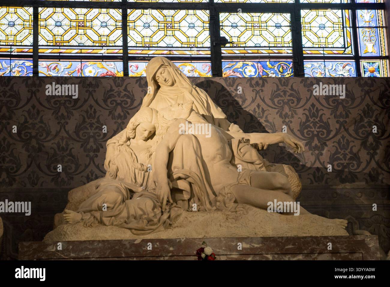 Scultura di Maria e Gesù a Eglise Saint Sulpice, Saint-Germain-des-Pres, Parigi Francia Foto Stock