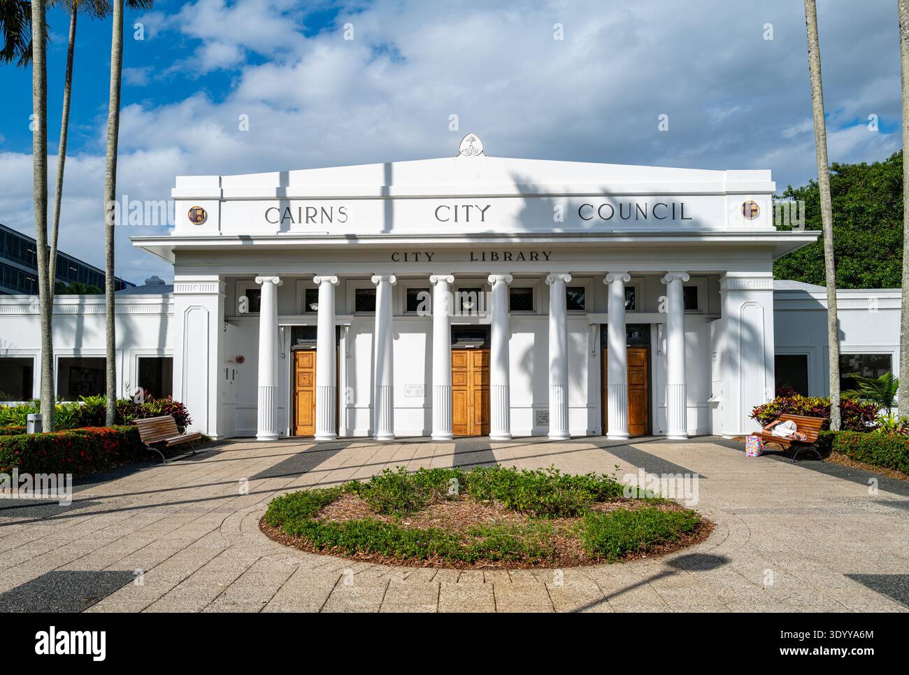 La storica facciata classica e le colonne ioniche della Biblioteca cittadina di Cairns, patrimonio dell'umanità dell'UNESCO, precedentemente le camere del Consiglio comunale. Foto Stock