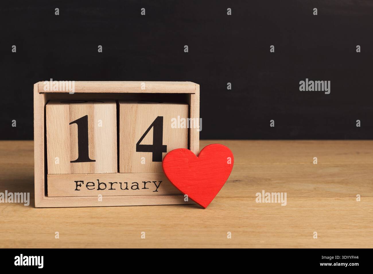 Calendario in legno con data 14 febbraio Foto Stock