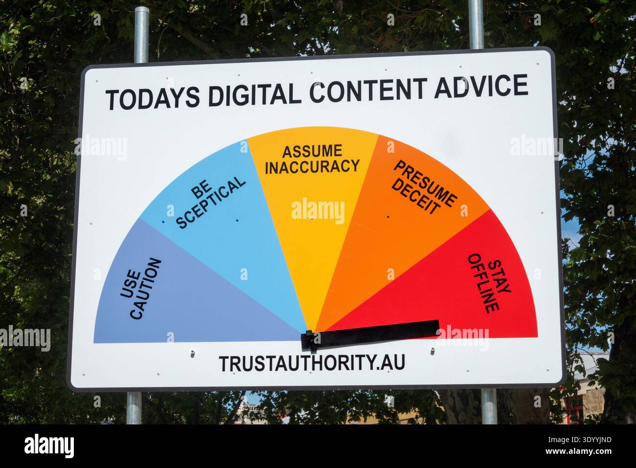 L'Australian Trust Authority Jonny Scholes opera d'arte sociale in pubblico Hobart Australia. Potete fidarvi di Internet oggi? Foto Stock