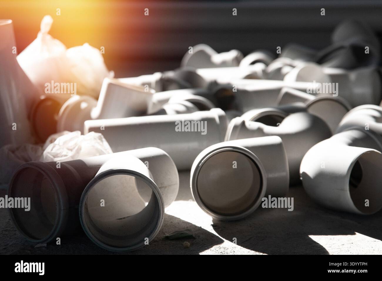 Raccordi per tubi in PVC per sistema fognario Foto Stock