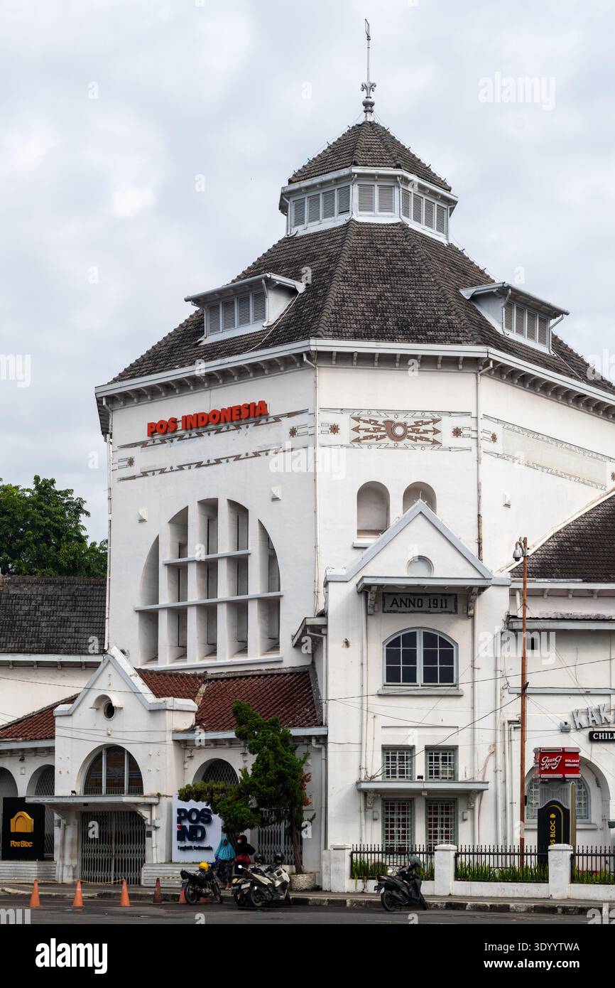 Il vecchio ufficio postale olandese nel centro di Medan opera ancora come ufficio postale e ospita un certo numero di piccole imprese. Foto Stock