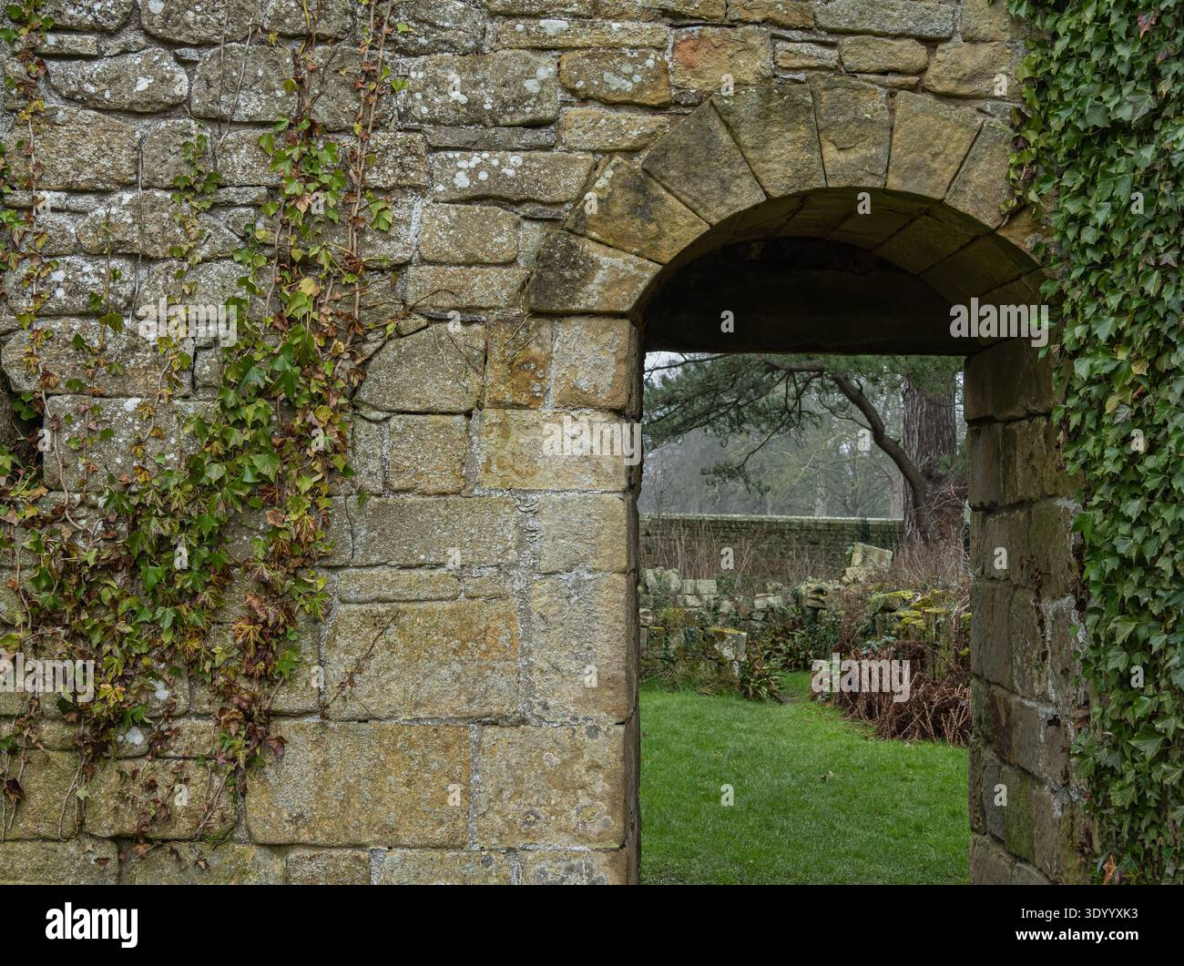 Arco medievale del monastero con pietra calcarea intemprata Foto Stock