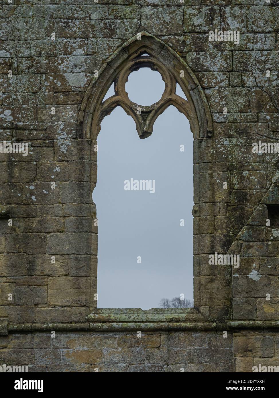 Arco medievale del monastero con pietra calcarea intemprata Foto Stock