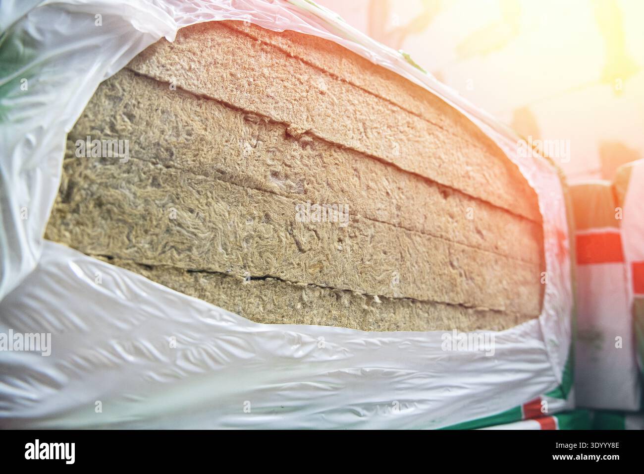 Lastre isolanti in lana di roccia in imballaggi in plastica Foto Stock