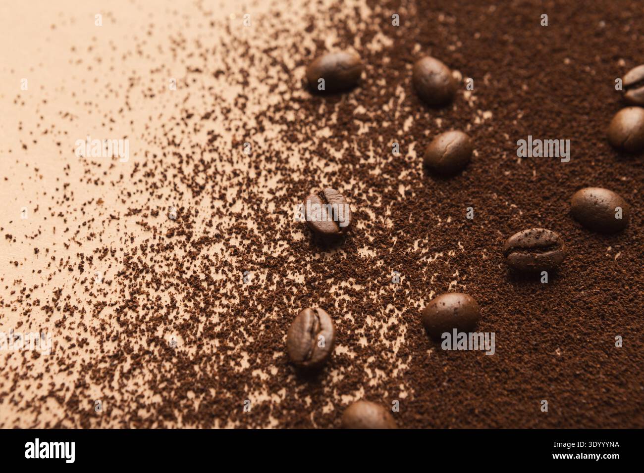 Un mucchio di chicchi di caffè scuri e semi tostati macinati Foto Stock
