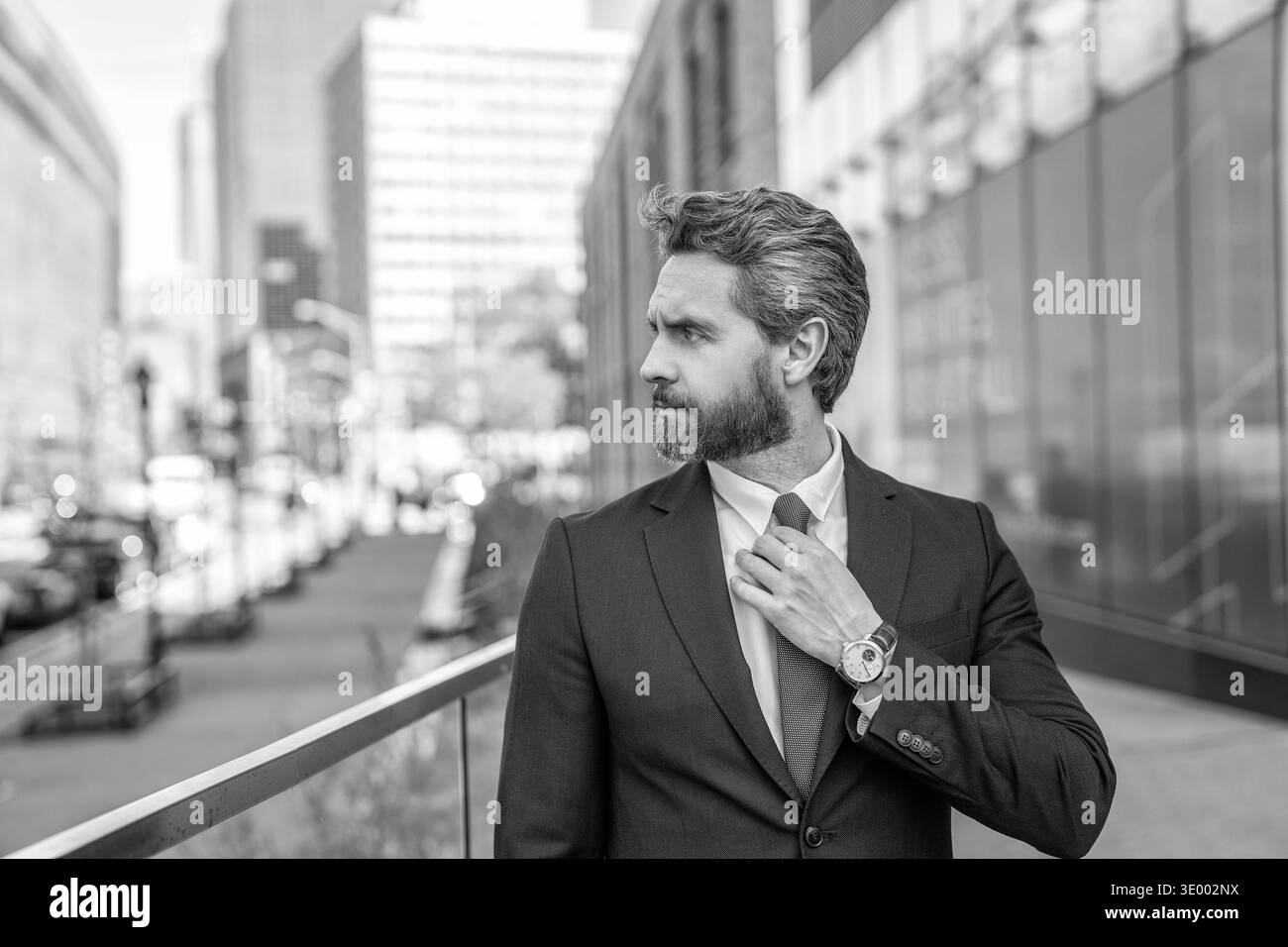 Uomo d'affari prima di una riunione di lavoro di successo in città. Successo d'affari dell'uomo d'affari. Uomo d'affari in tuta. Direttore principale. Responsabile marketing. Uomo ricco Foto Stock