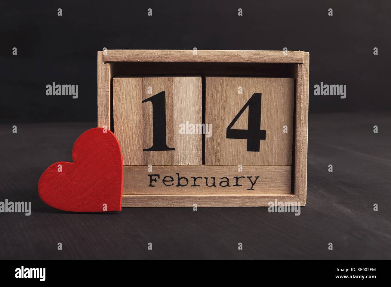 Calendario in legno con data 14 febbraio Foto Stock
