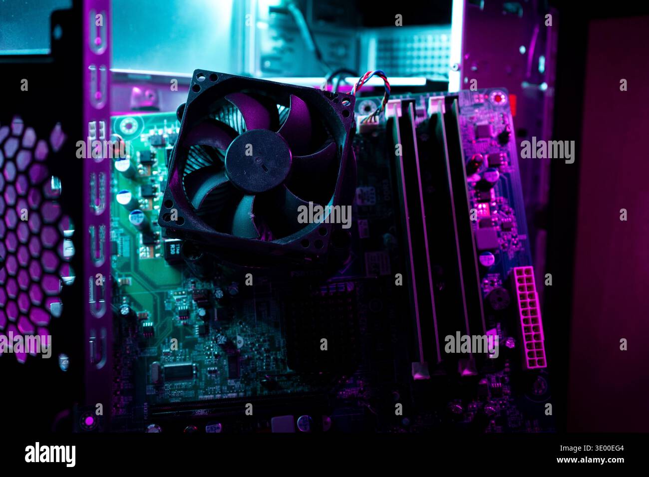 Componente PC per videogame - illuminazione rosa e viola al neon Foto Stock