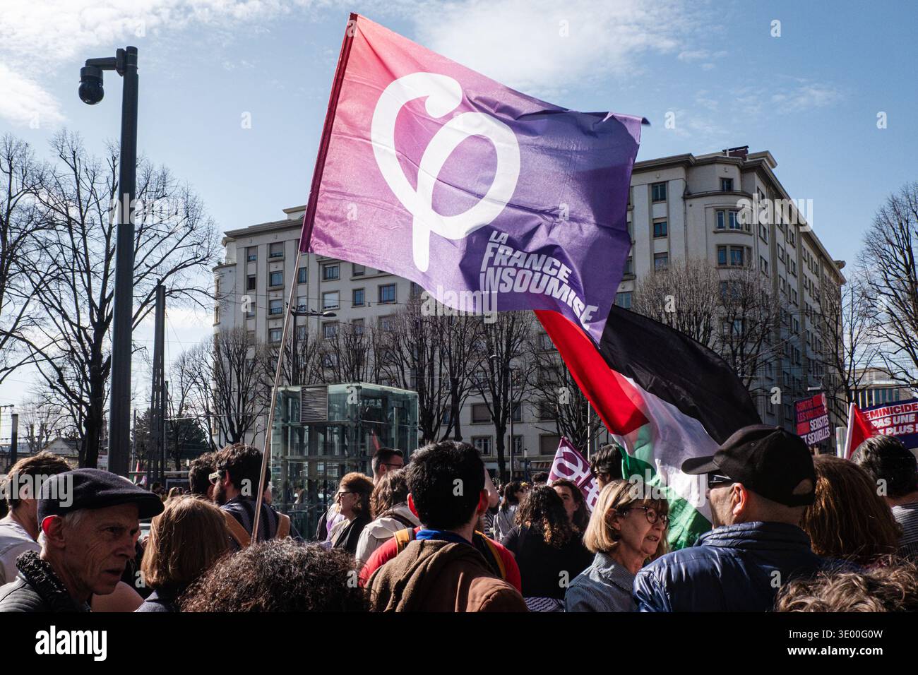 Francia, Lione, 2026-03-08. Bandiera di la France Insoumise LFI all'inizio dell'internazionalista, femminista, anti-imperialista, anti-sionista, anti-fascista Foto Stock