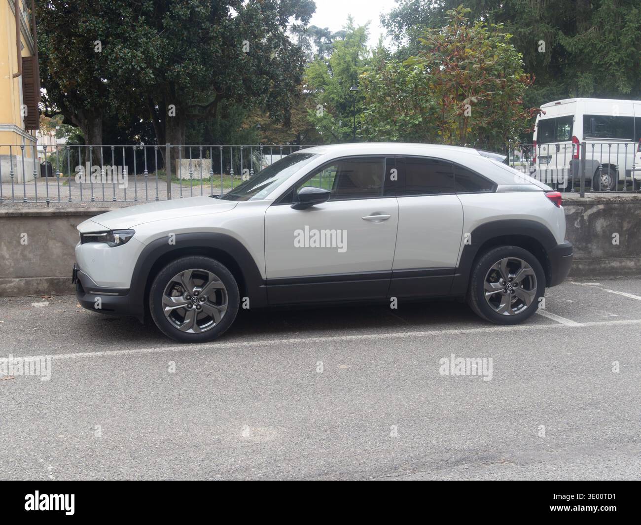 Monticelli D'Ongina, PC, Italia - 3 ottobre 2025 Mazda MX-30 che presenta il design moderno dei veicoli elettrici e la mobilità urbana, parcheggiata su una strada. Contem Foto Stock