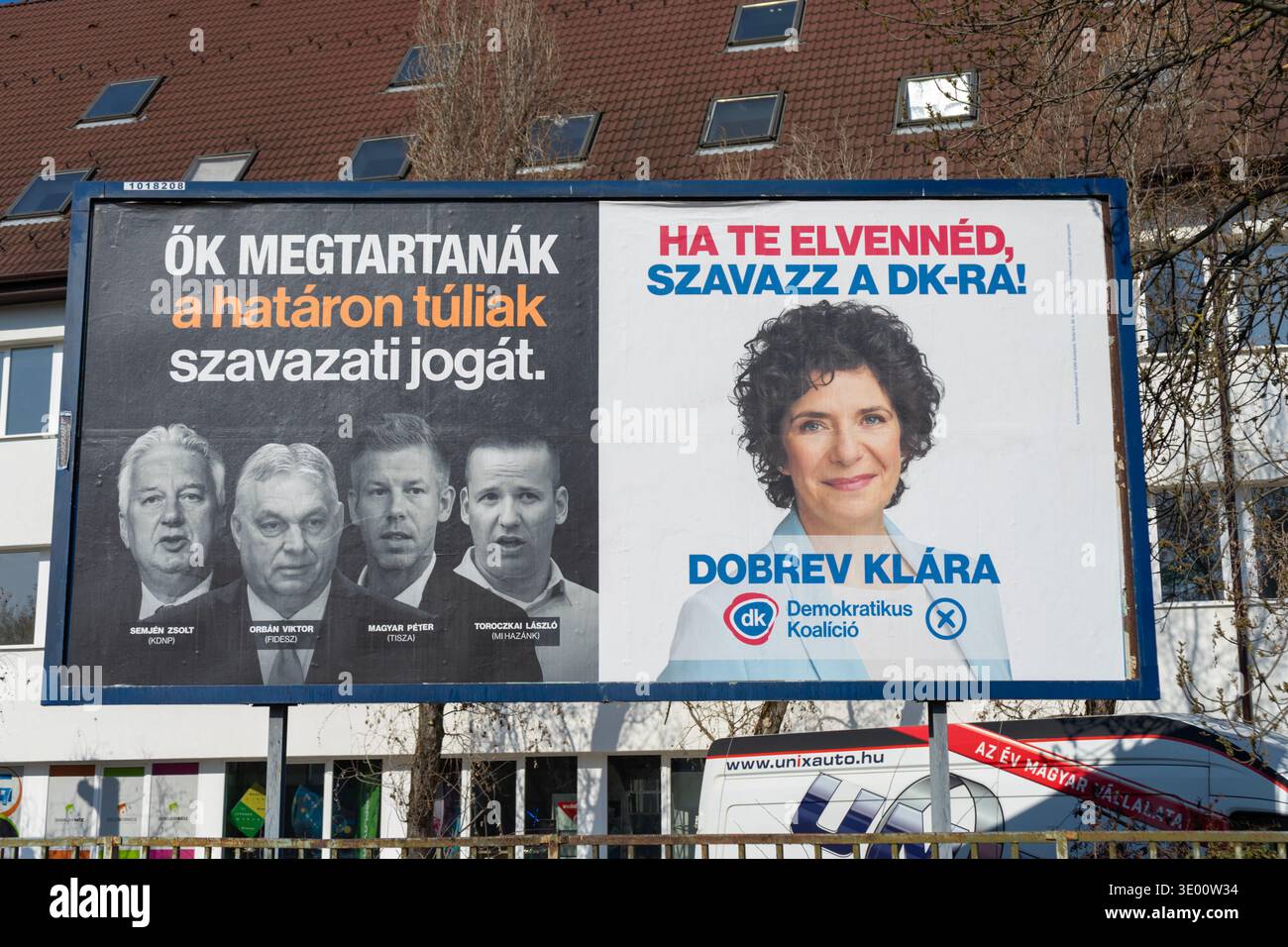 Billboard che mostra il poster della campagna del leader della Coalizione Democratica Klara Dobrev insieme a un messaggio politico sui diritti di voto della diaspora. Foto Stock