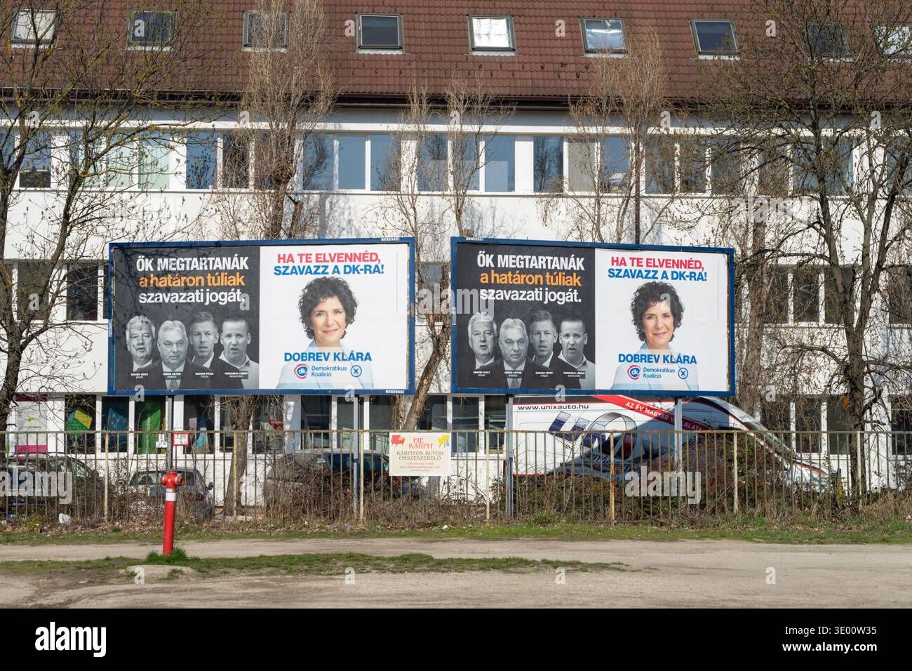 Billboard che mostra il poster della campagna del leader della Coalizione Democratica Klara Dobrev insieme a un messaggio politico sui diritti di voto della diaspora. Foto Stock
