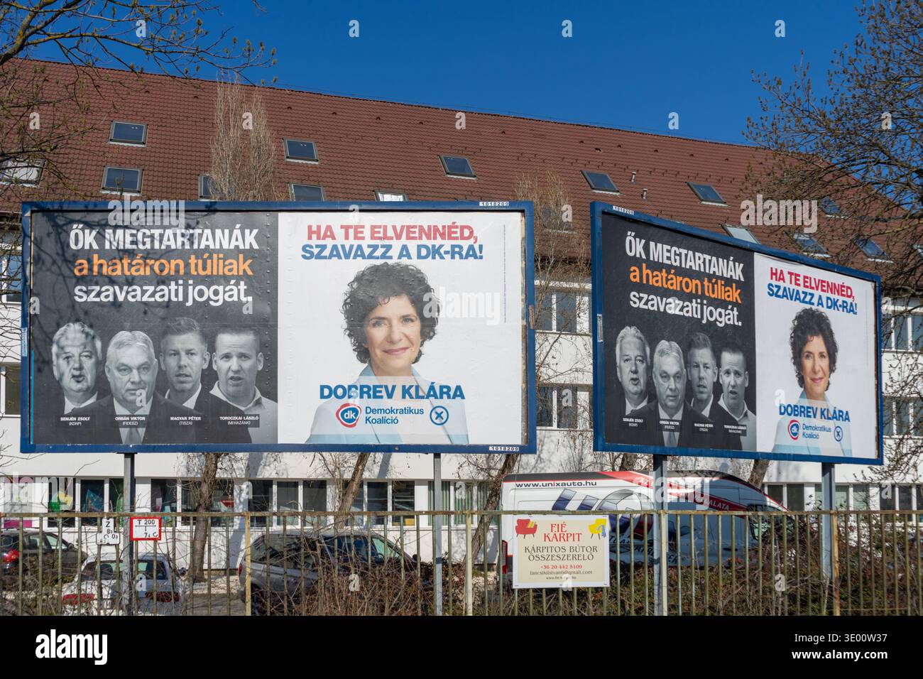Billboard che mostra il poster della campagna del leader della Coalizione Democratica Klara Dobrev insieme a un messaggio politico sui diritti di voto della diaspora. Foto Stock